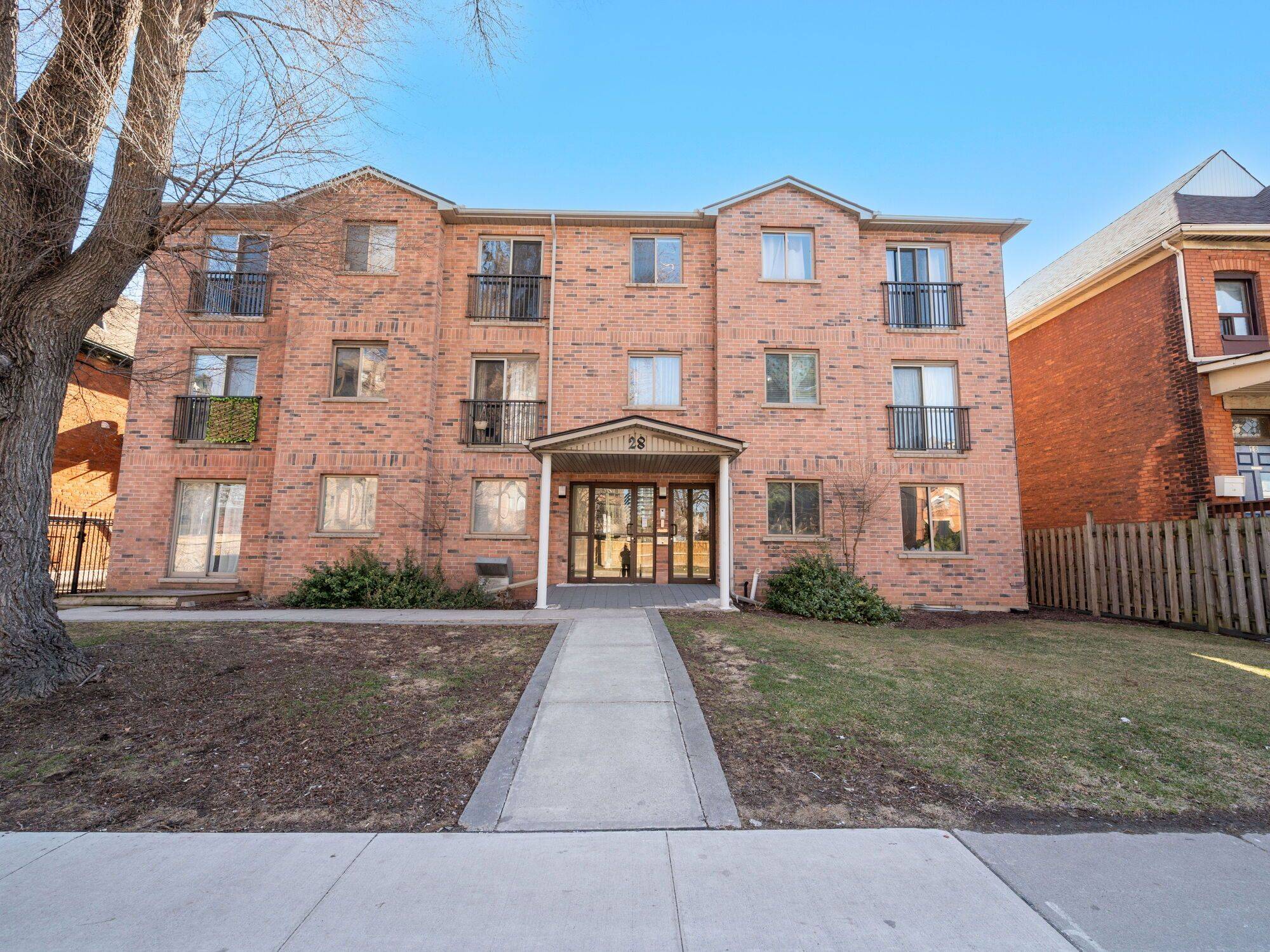 28 Victoria AVE N #312, Hamilton, ON L8L 5E1