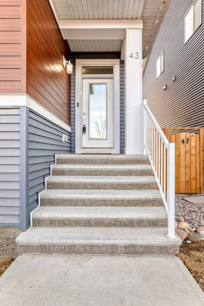 Calgary, AB T3L 0H2,43 Haskayne DR NW