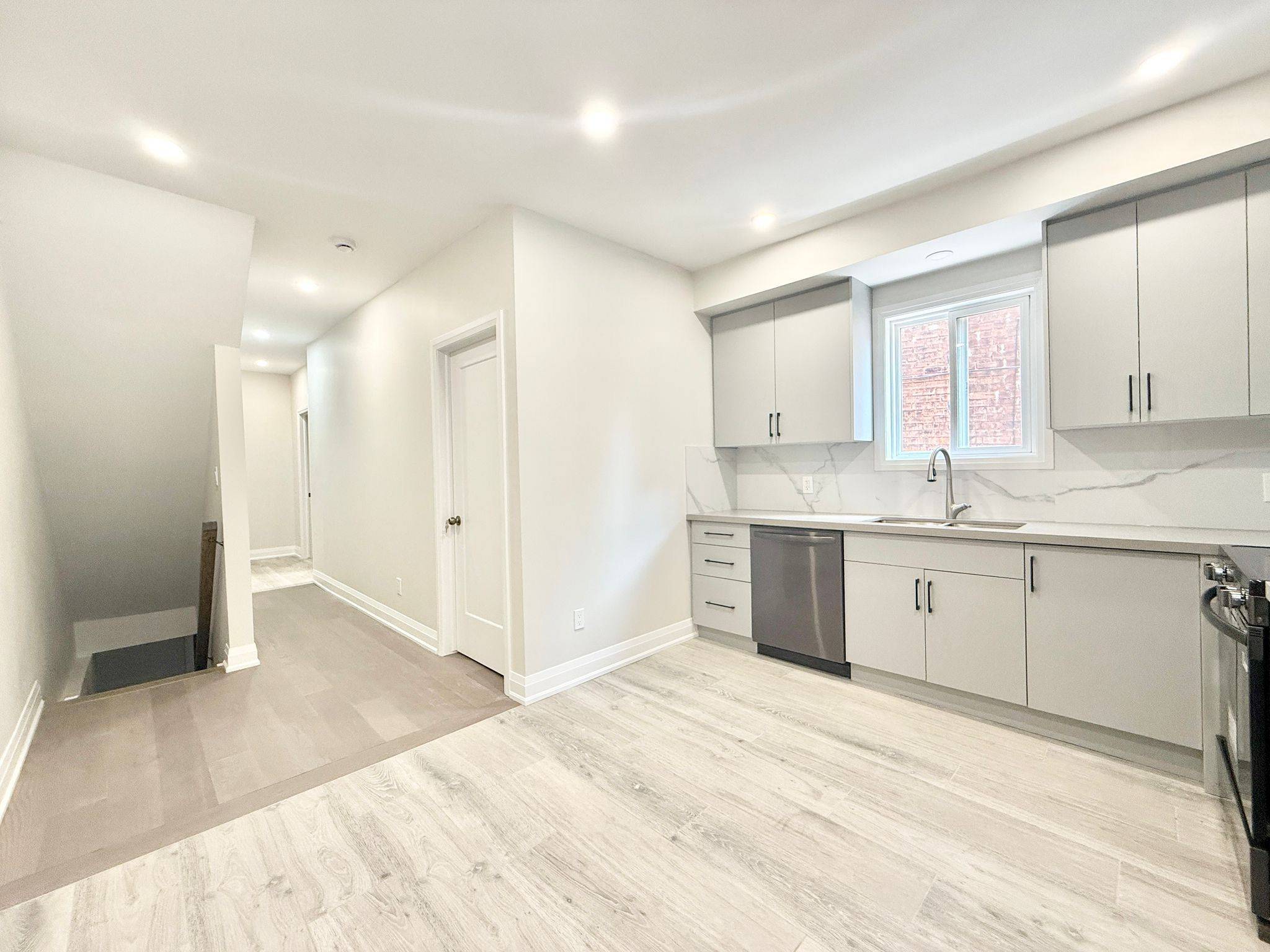 Toronto C01, ON M6G 1J3,17 Page ST #Main & Lower
