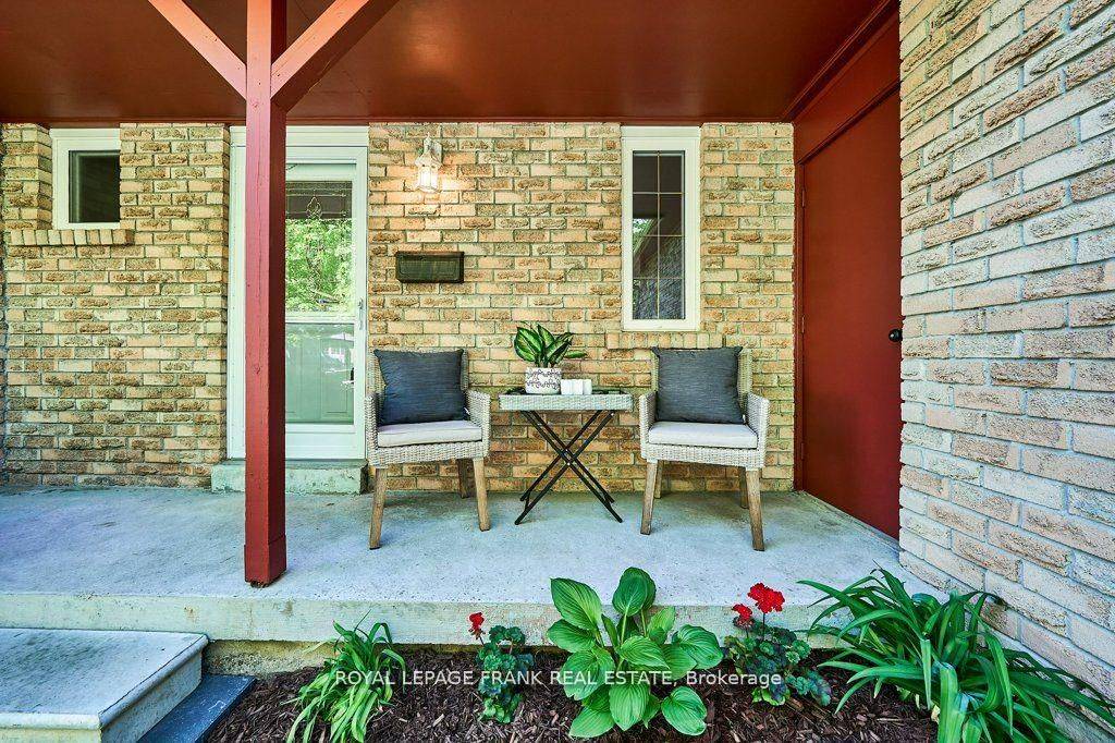 Whitby, ON L1P 1C7,9 Beecroft CT