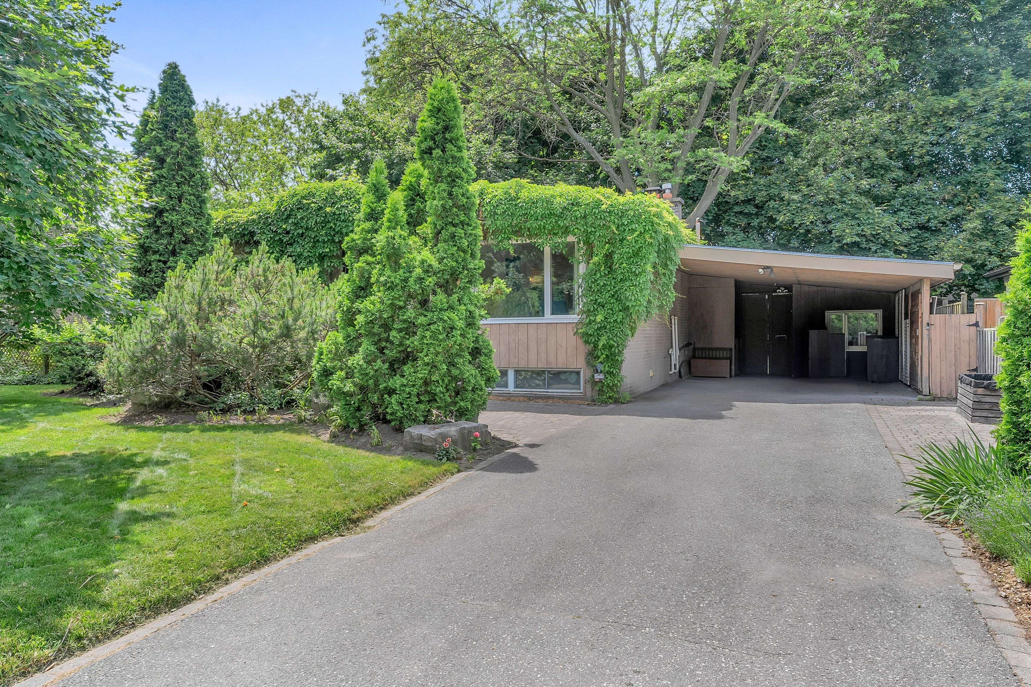 14 Groveland CRES, Toronto C13, ON M3A 3C5