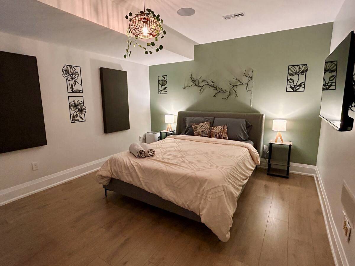 Toronto E03, ON M4B 1V4,13 Adair RD #1BR Studio