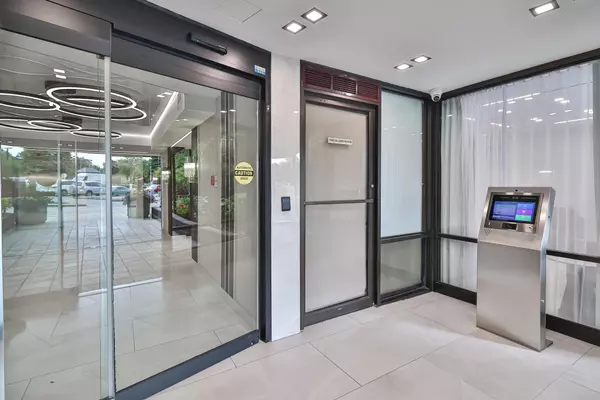 Richmond Hill, ON L4C 9M3,30 Harding BLVD W #802