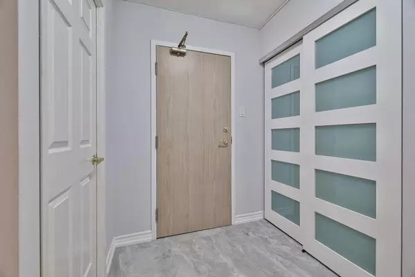 Richmond Hill, ON L4C 9M3,30 Harding BLVD W #802