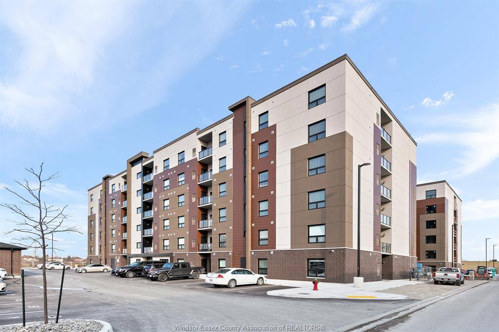 Tecumseh, ON N9K 0C3,716 BROWNSTONE #504