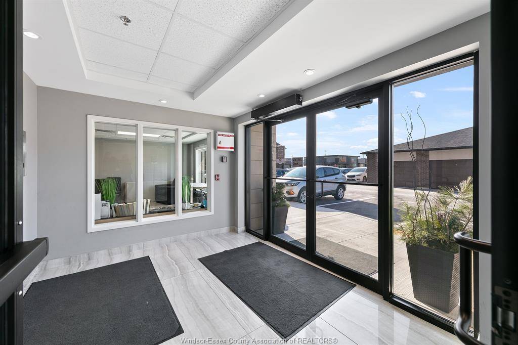 Tecumseh, ON N9K 0C3,716 BROWNSTONE #504