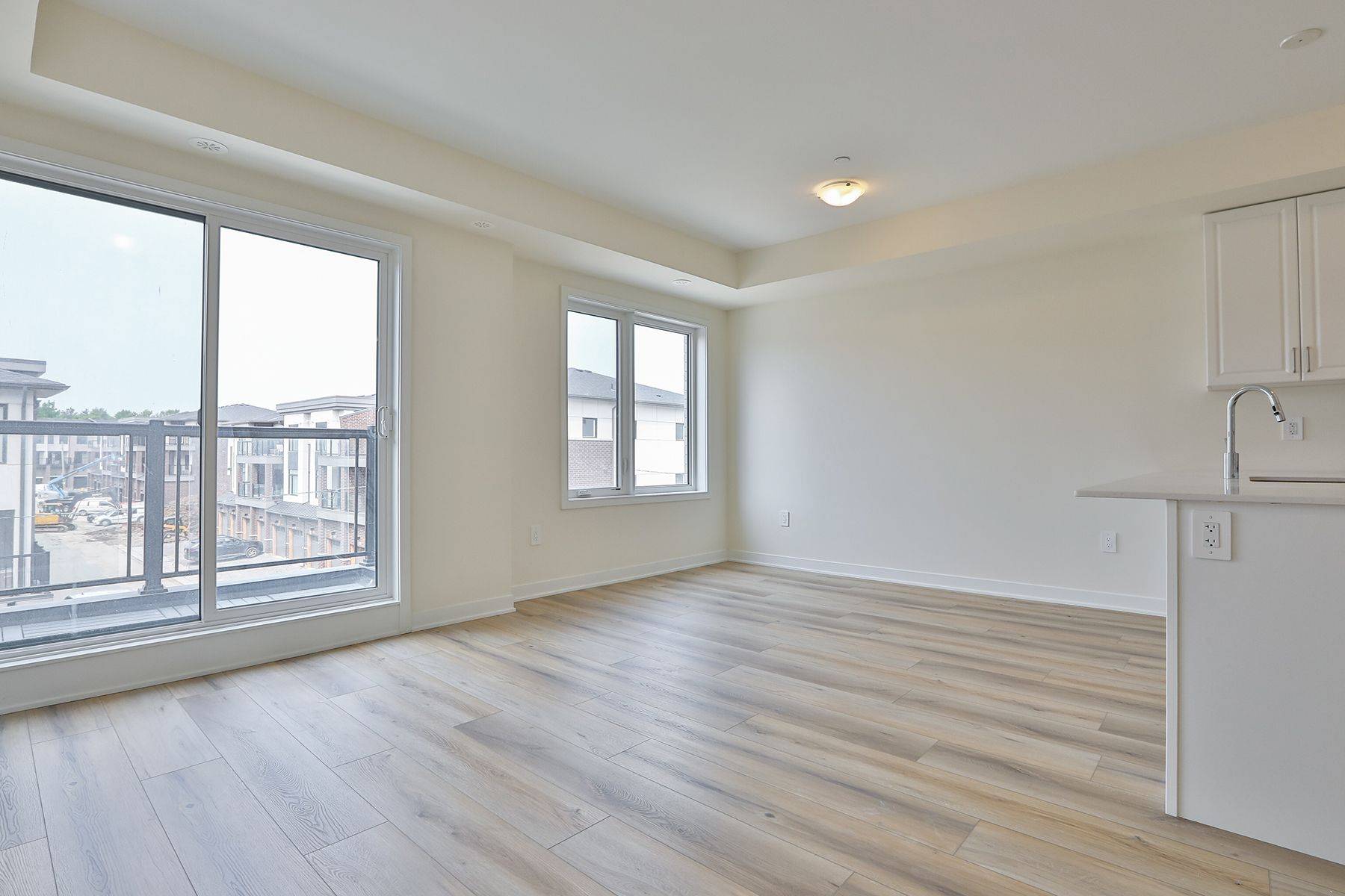 Pickering, ON L1X 0S9,1695 Dersan ST #330