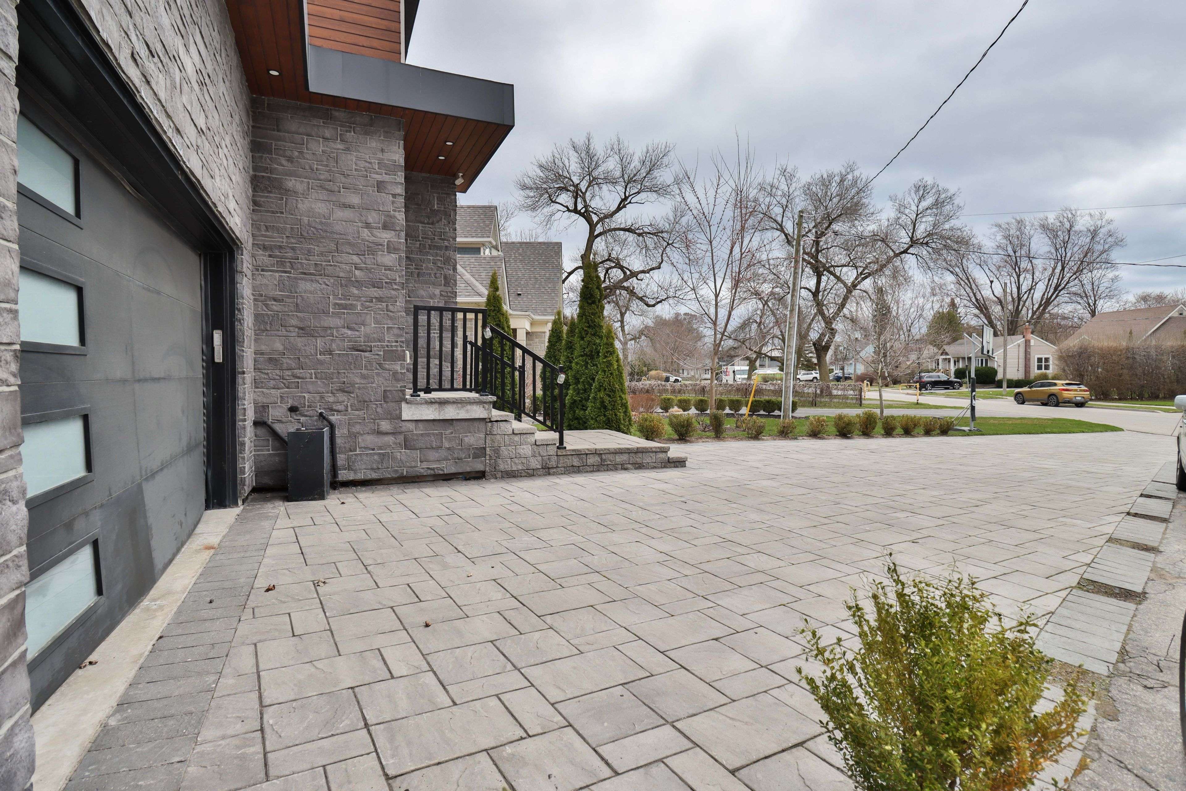 Oakville, ON L6L 1W3,271 Jennings CRES