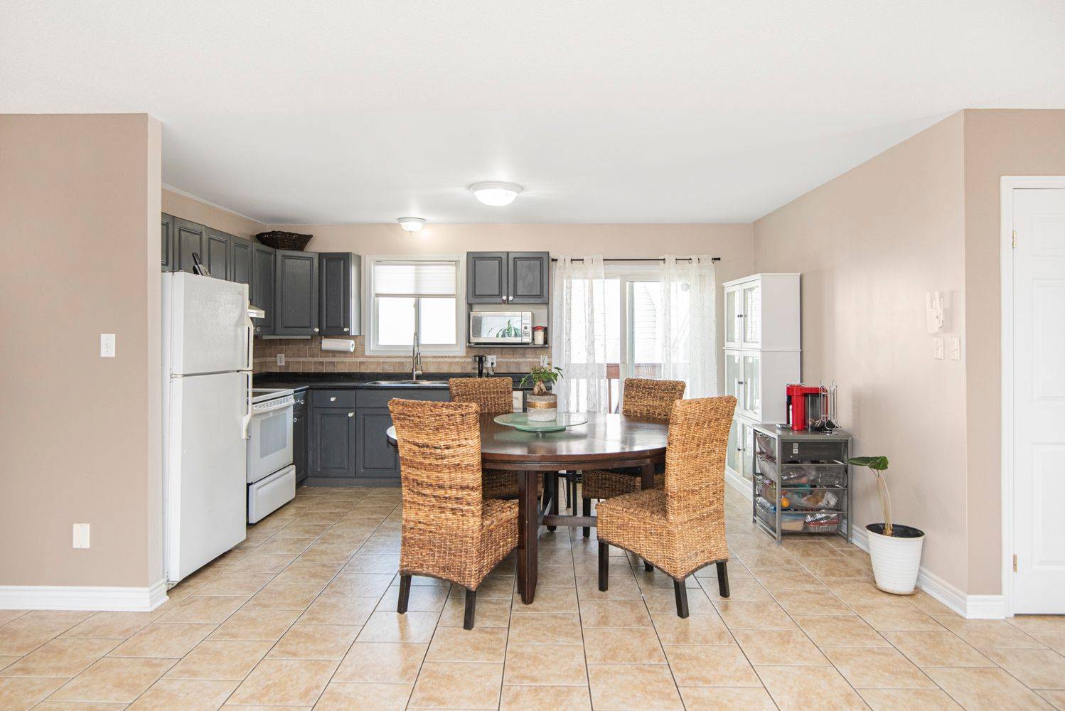 London South, ON N6M 1J1,360 White Sands DR