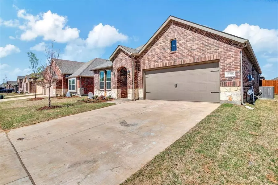 10233 Fountain Gate Street, Aubrey, TX 76227