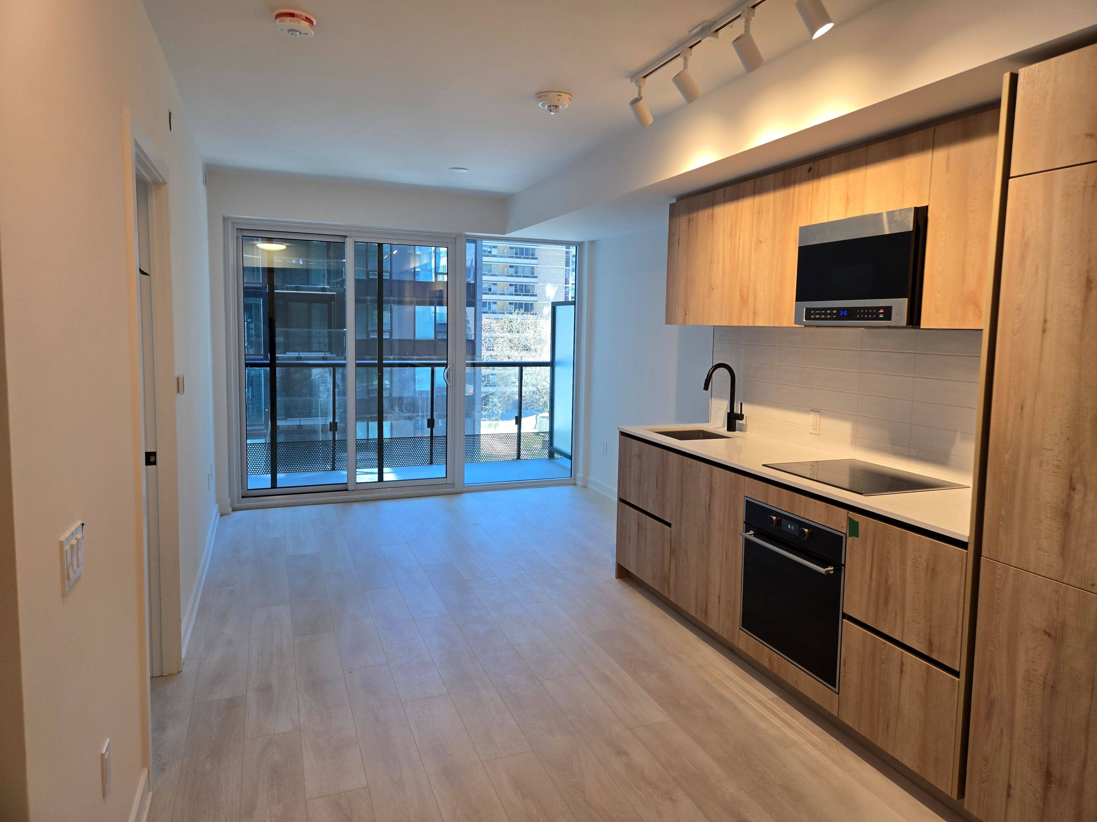 Toronto C10, ON M4P 1V8,117 Broadway AVE #501