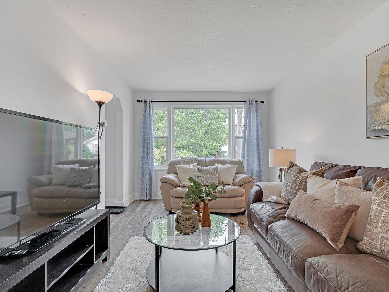 Toronto E03, ON M4B 2H7,90 Meighen AVE