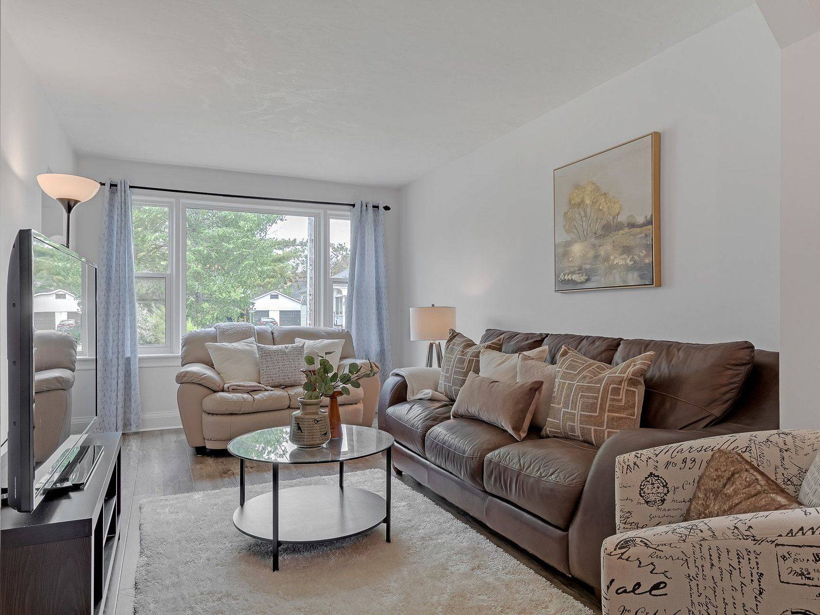 Toronto E03, ON M4B 2H7,90 Meighen AVE