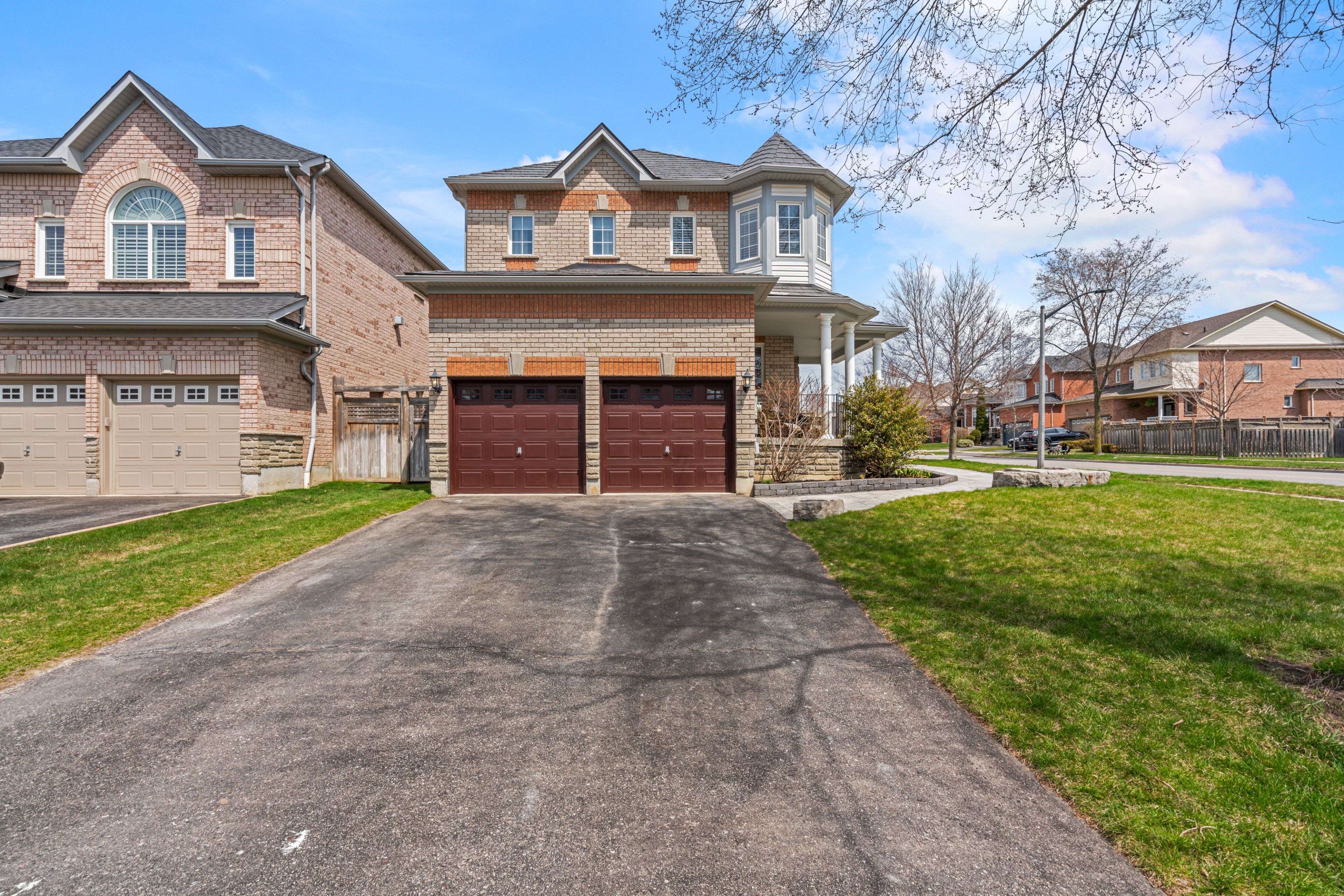Whitby, ON L1R 3C2,1 Carlinds DR