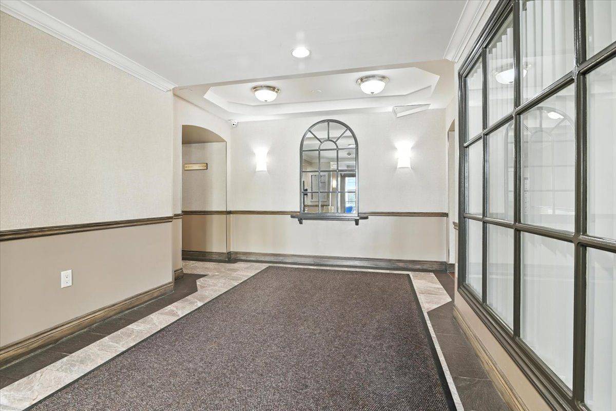 Newmarket, ON L3Y 8K2,270 Davis DR #102