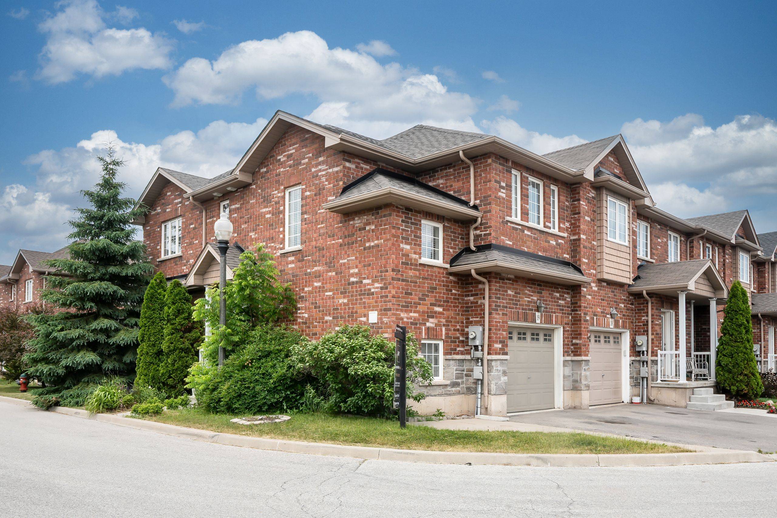 Hamilton, ON L8E 5C8,45 Seabreeze CRES #19