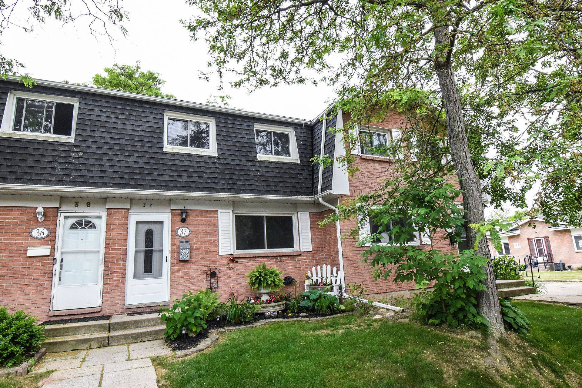 Welland, ON L3C 6J6,185 DENISTOUN ST #37