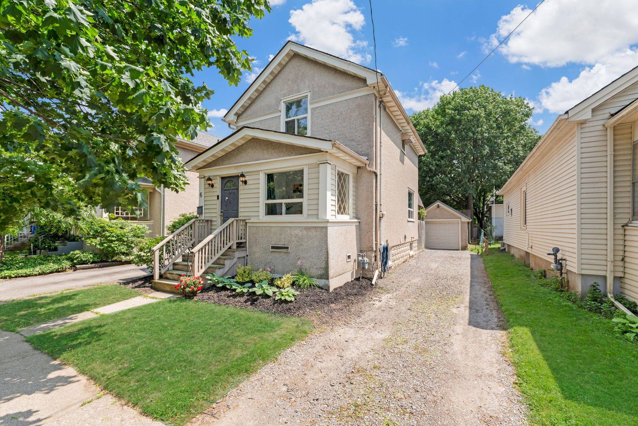6 St Patrick ST, St. Catharines, ON L2R 1J4