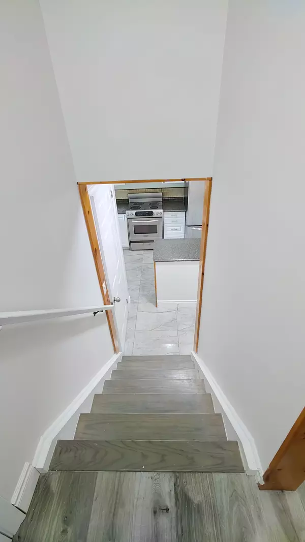 Oshawa, ON L1G 6H6,292 Brighton CT #Upper
