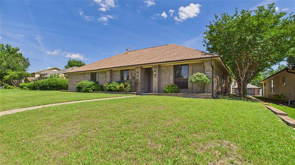 1926 Oakbluff Drive, Carrollton, TX 75007