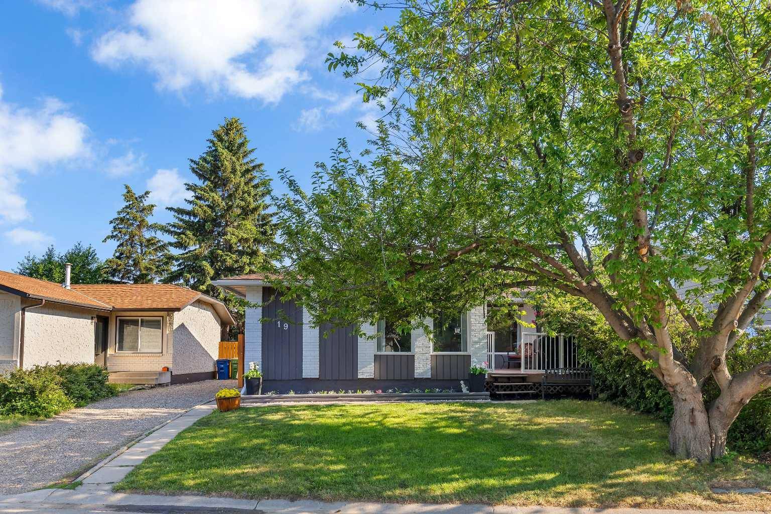 Airdrie, AB T4B 1Y4,19 Summerfield Close Southwest