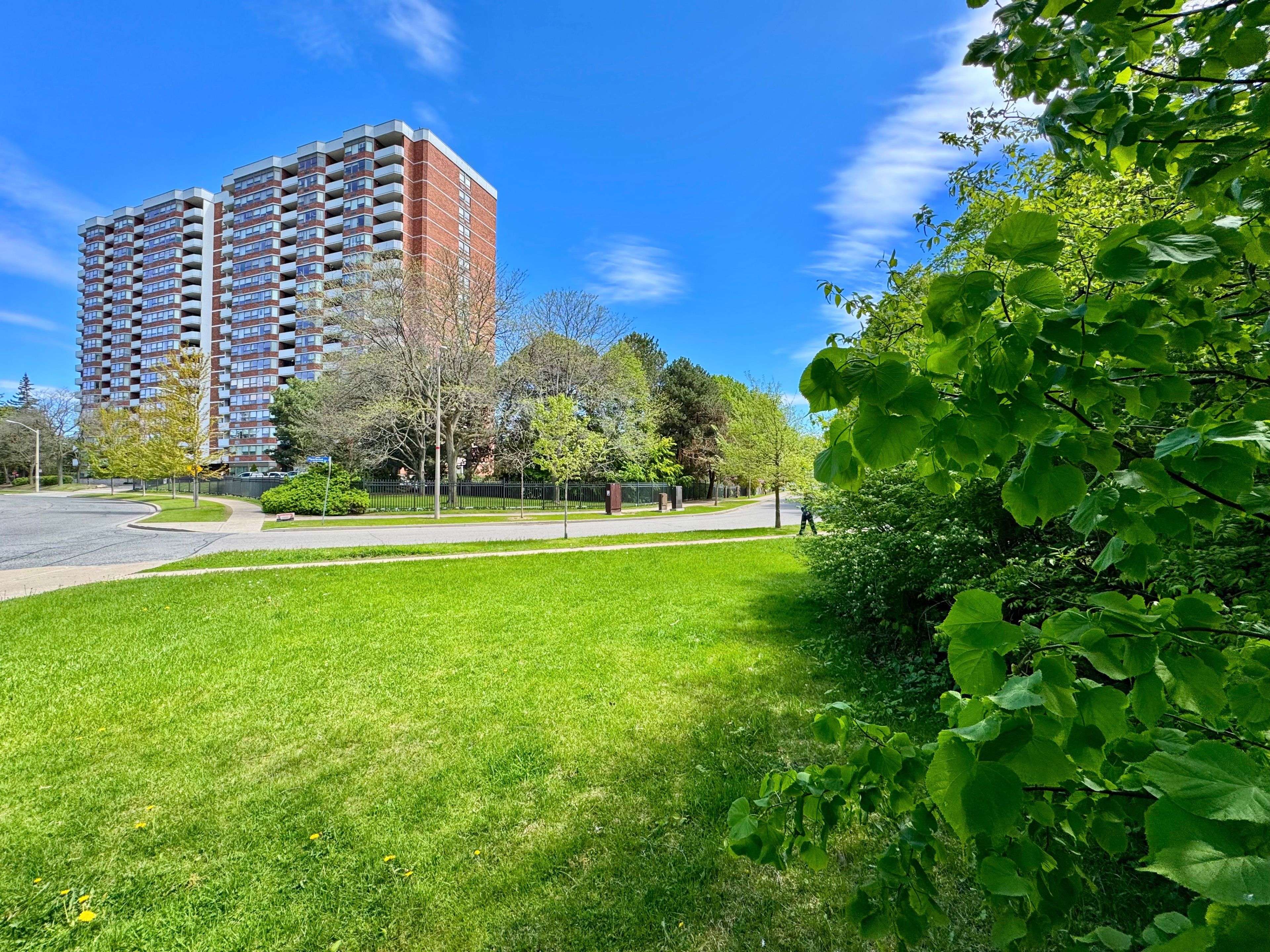 Toronto E10, ON M1E 4Y2,121 Ling RD #1016