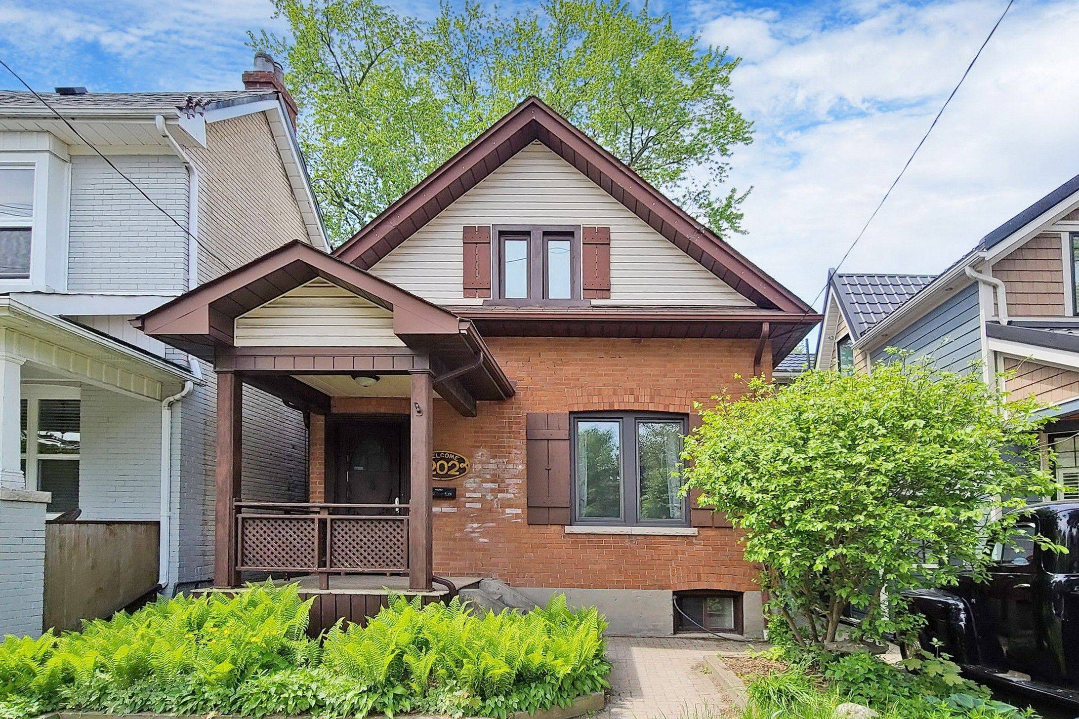 202 Scarborough RD, Toronto E02, ON M4E 3M6