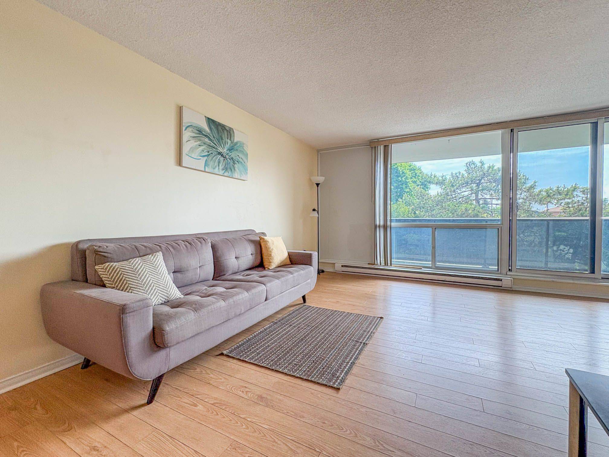 Oshawa, ON L1H 4C2,454 Centre ST S #406