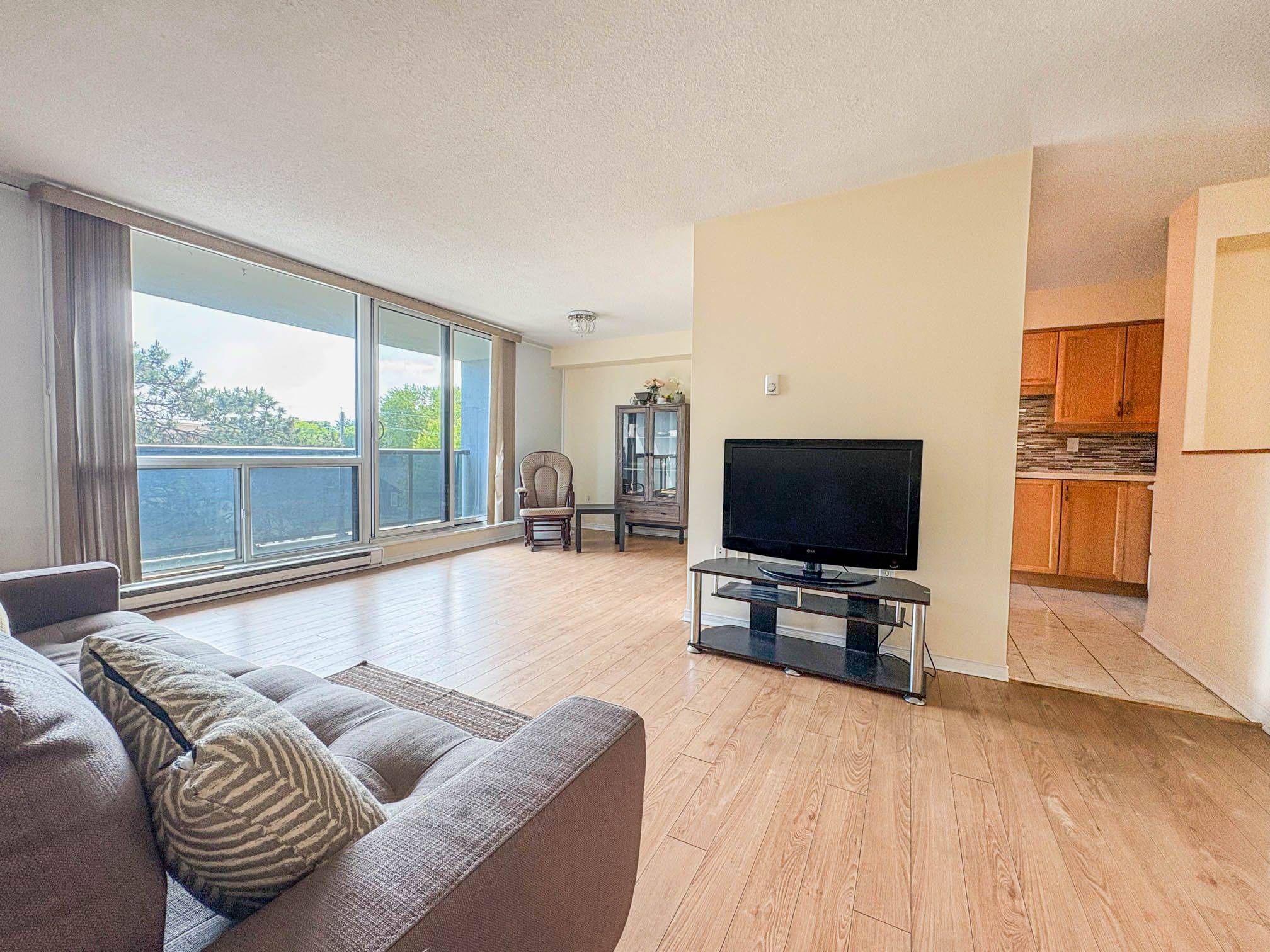 Oshawa, ON L1H 4C2,454 Centre ST S #406