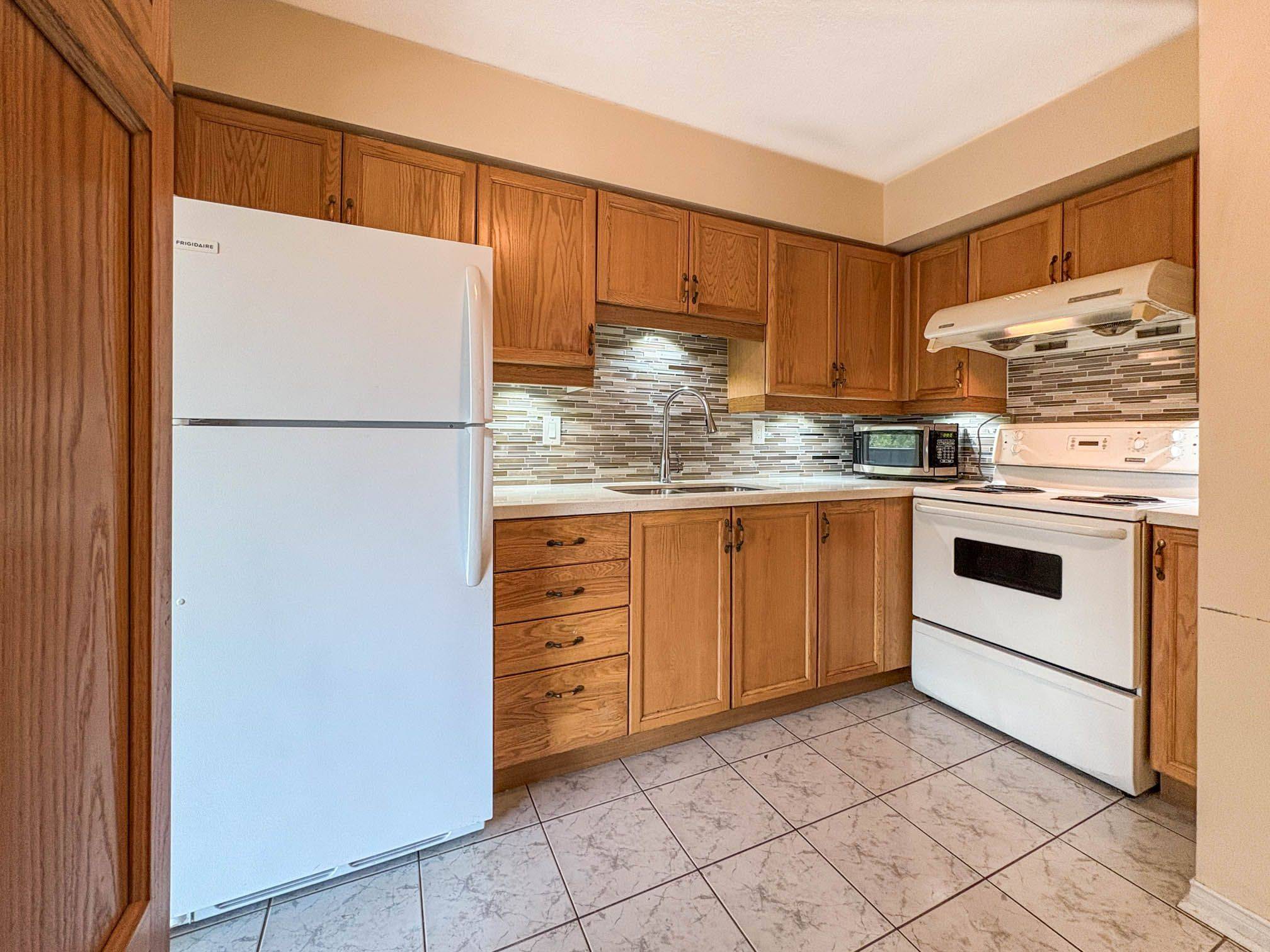 Oshawa, ON L1H 4C2,454 Centre ST S #406