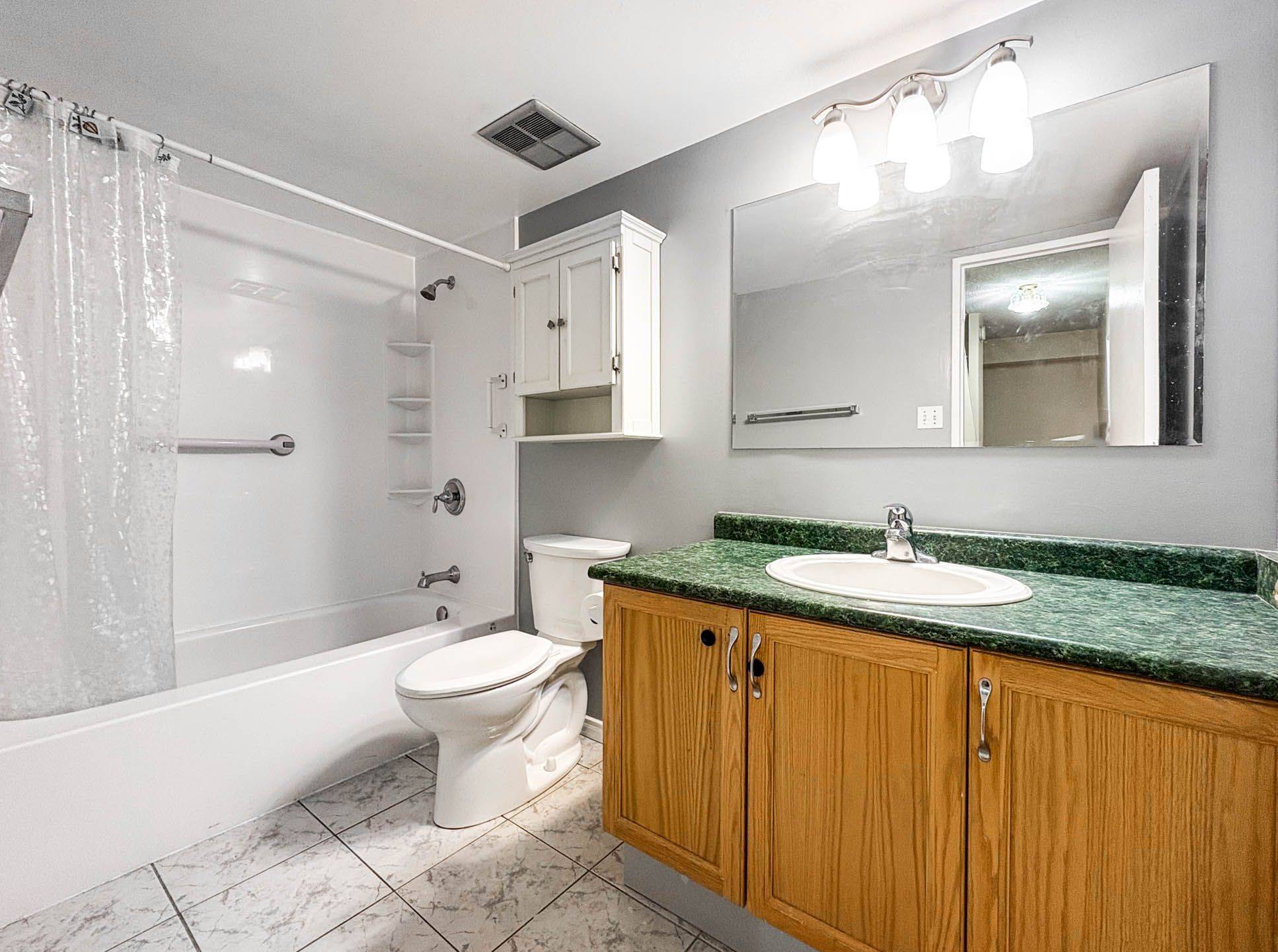 Oshawa, ON L1H 4C2,454 Centre ST S #406