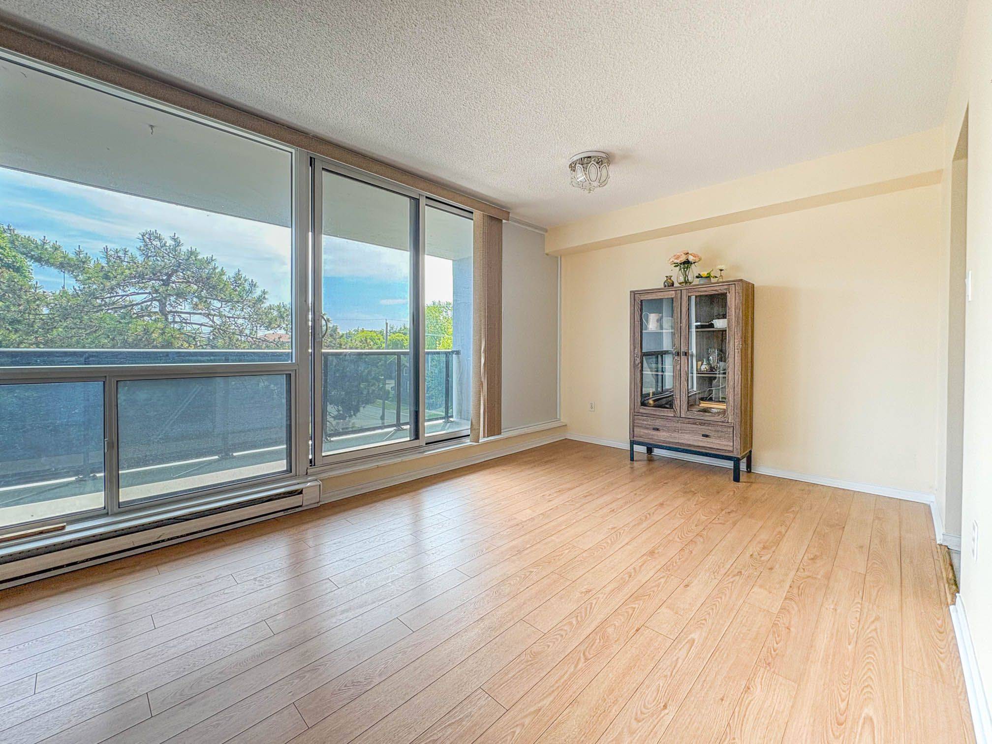 Oshawa, ON L1H 4C2,454 Centre ST S #406