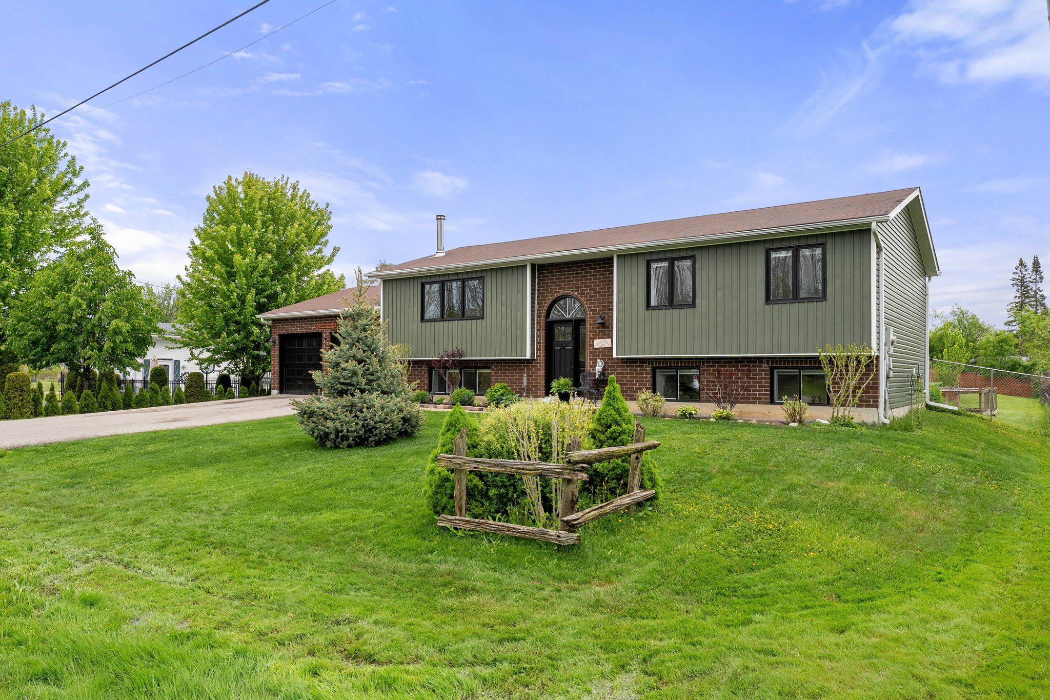 25 Holmes Point RD, Georgina, ON L0E 1L0