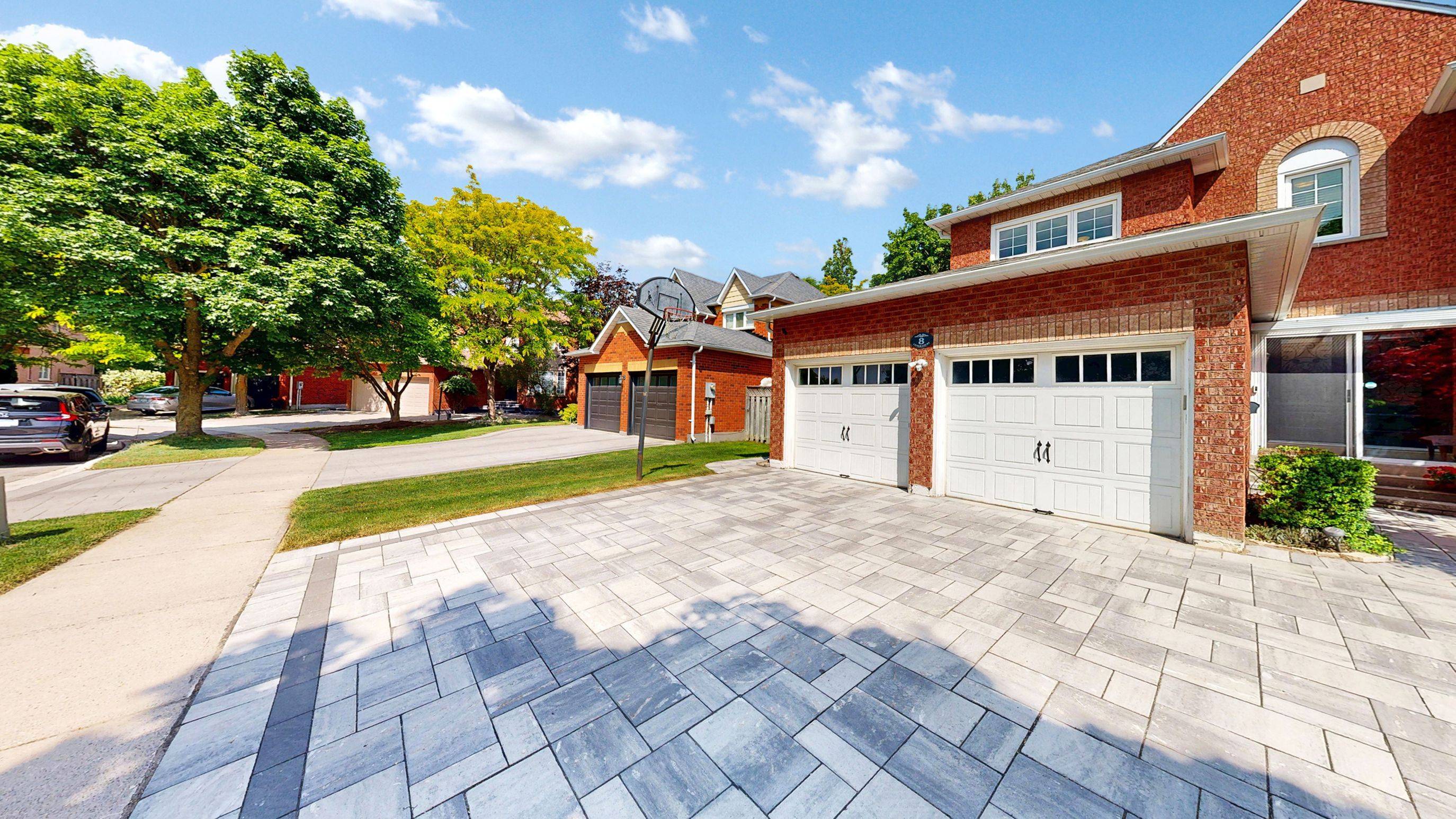 Markham, ON L3R 0G2,8 Lismer CT