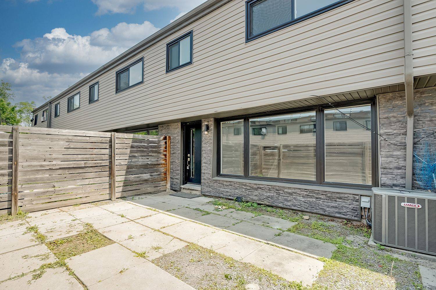 Hamilton, ON L8K 5H1,260 Montmorency DR #309