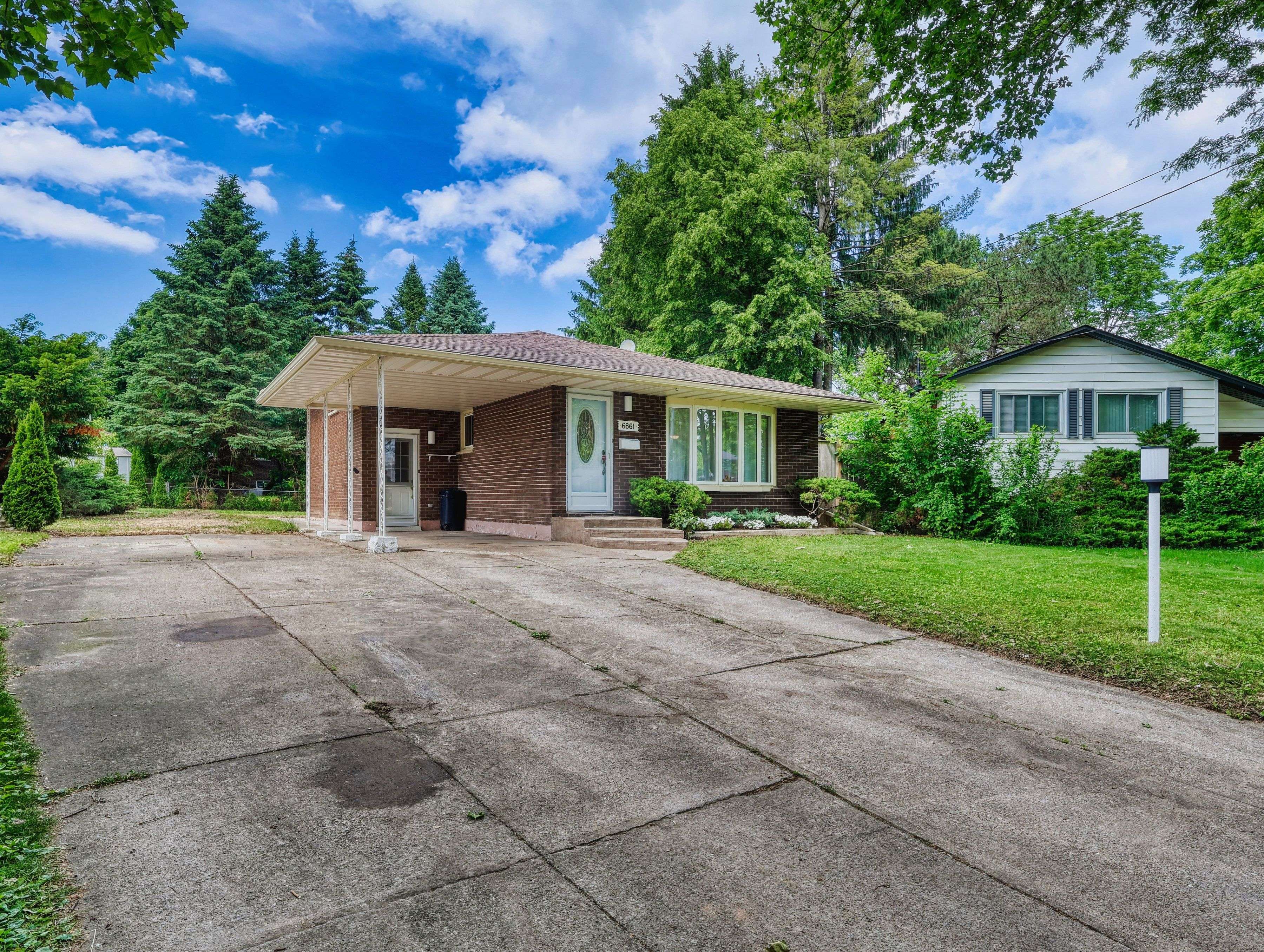 Niagara Falls, ON L2G 5B1,6861 FAIRLAWN CRES