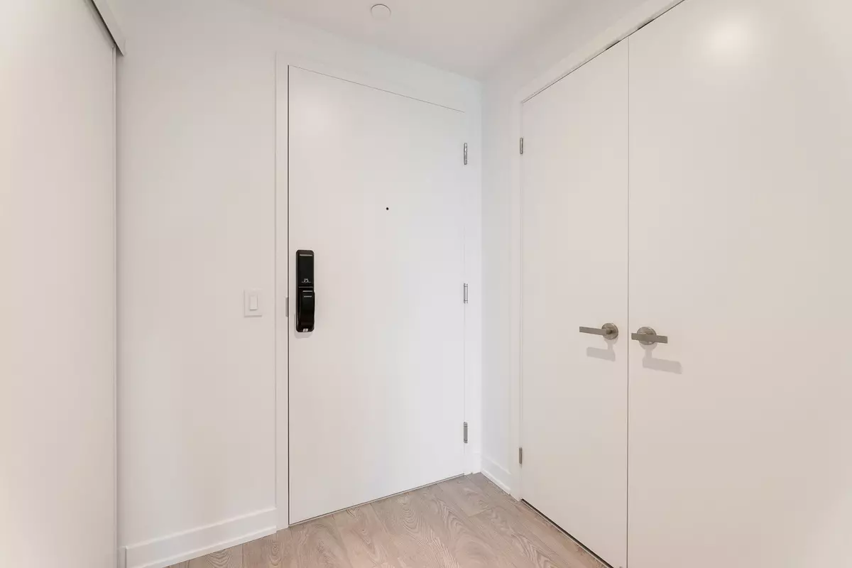 Mississauga, ON L5G 0E1,28 Ann ST #914