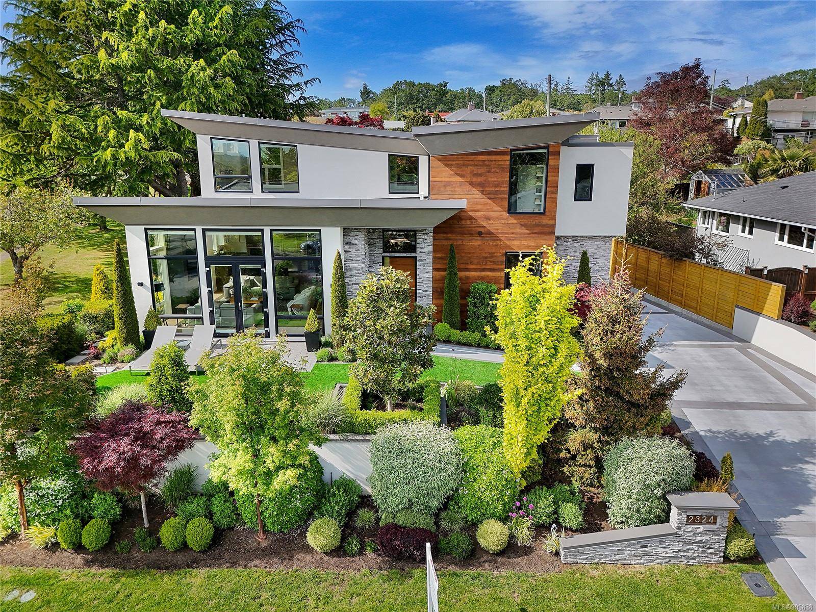 2324 Middowne Rd, Oak Bay, BC V8R 3K5