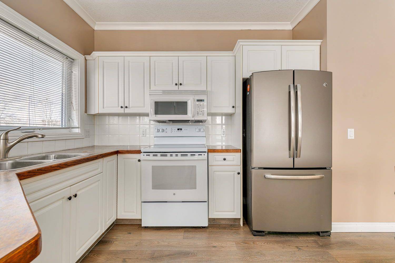 Okotoks, AB T1S1Z2,7 Lineham AVE #204