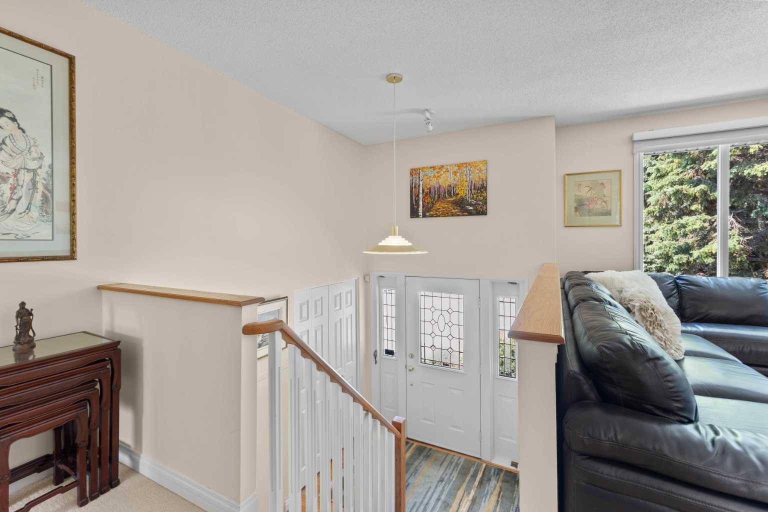 Calgary, AB T3E 6H5,6930 Leaside DR Southwest