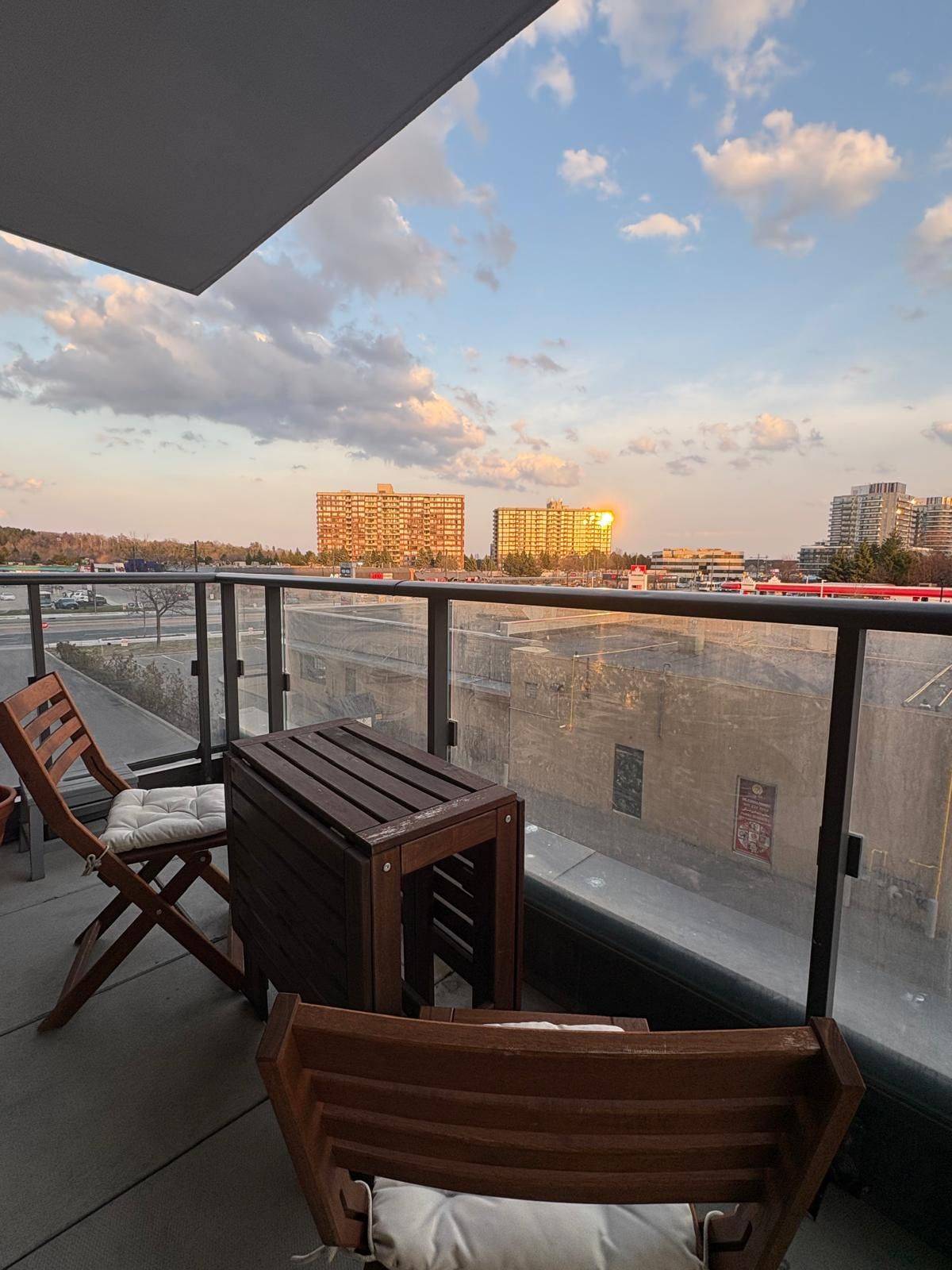 Richmond Hill, ON L4C 0X5,9618 Yonge ST #203
