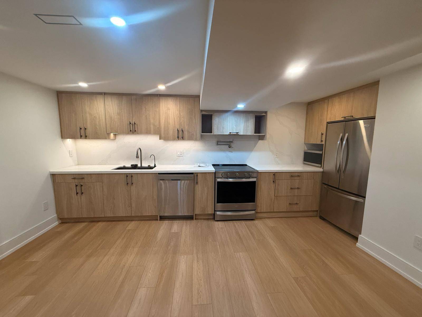 Newmarket, ON L3X 2H9,443 Silken Laumann DR #Basement