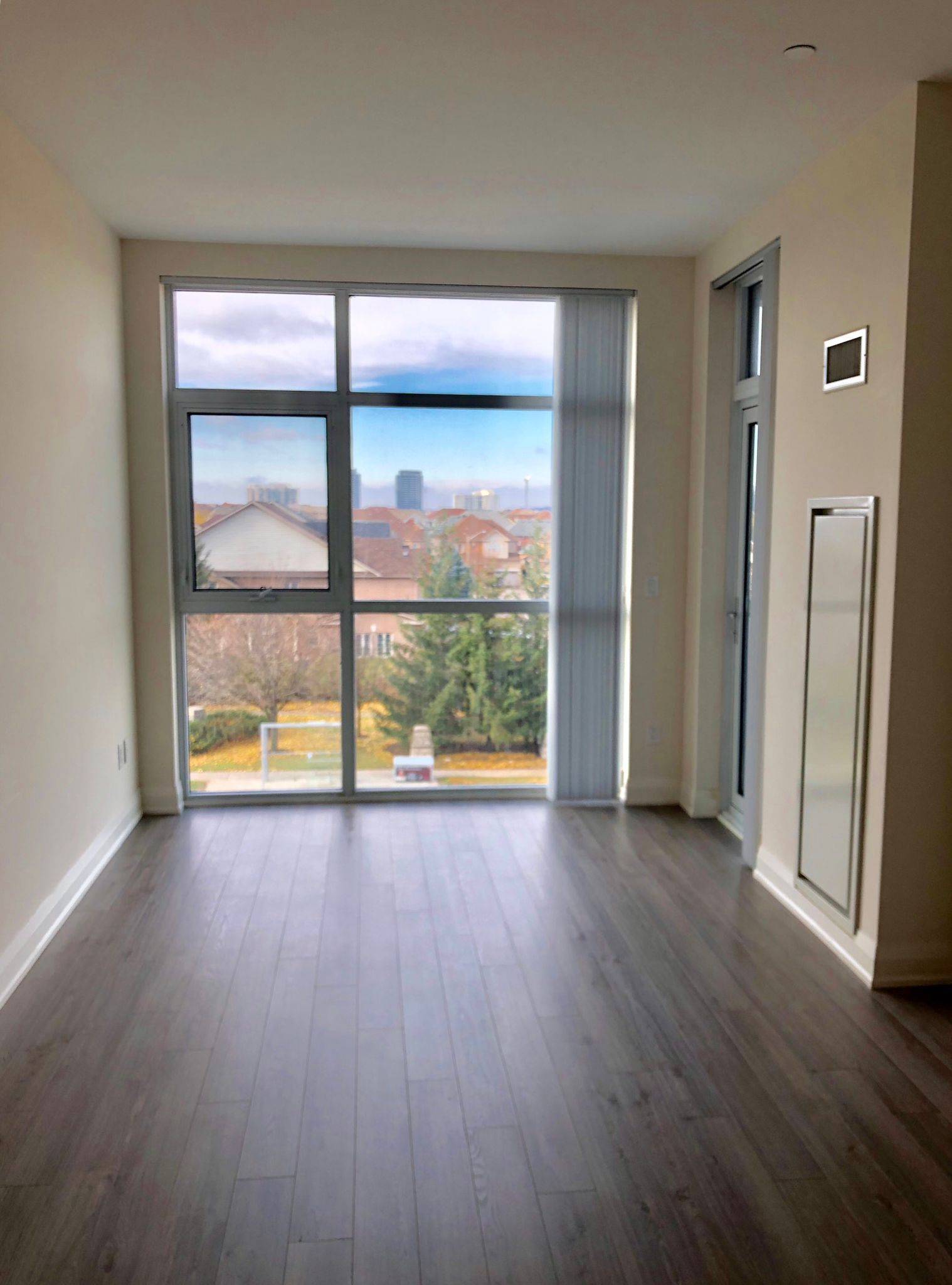 Richmond Hill, ON L4B 3V1,8763 Bayview AVE #326