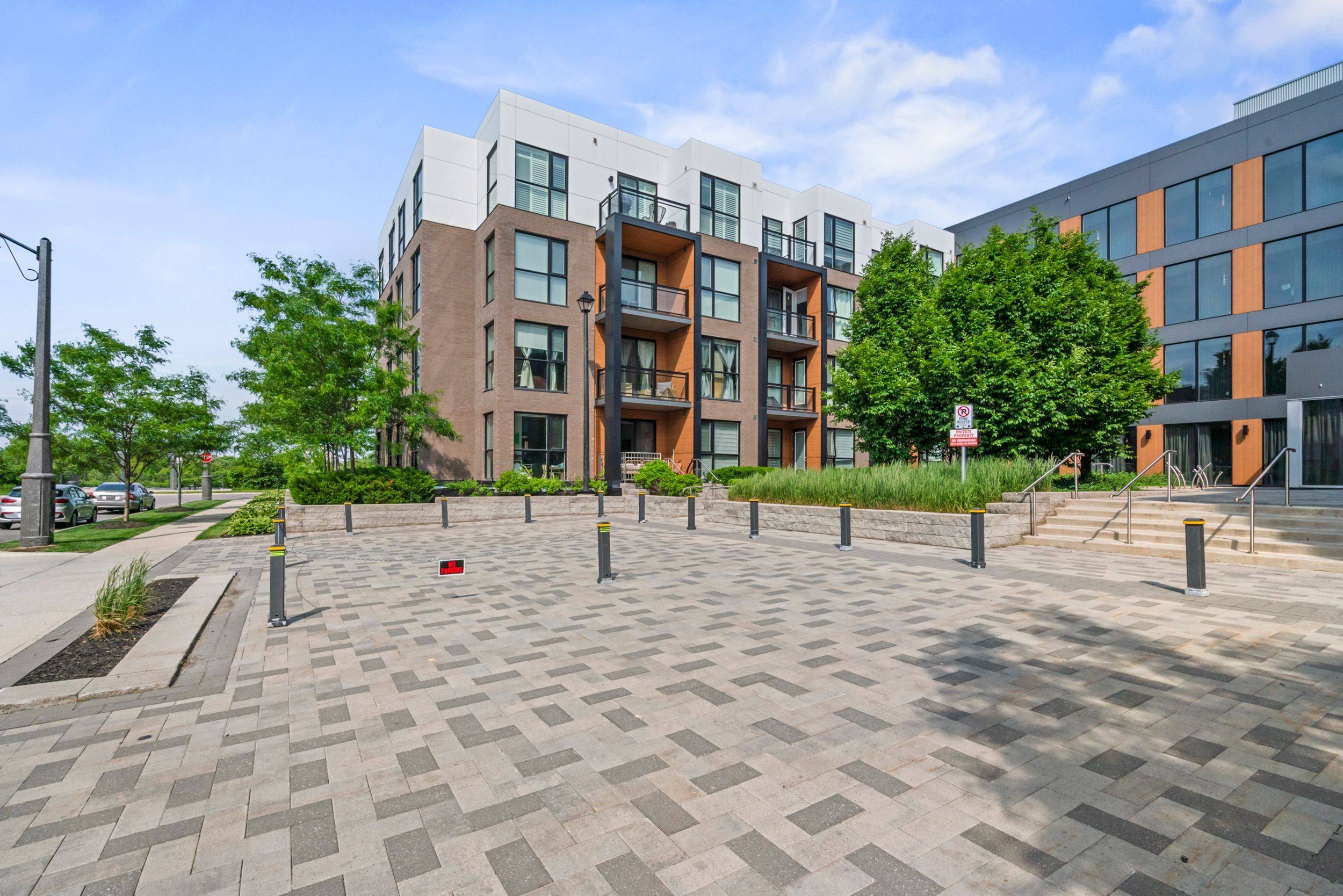 210 Sabina DR #212, Oakville, ON L6H 0W6