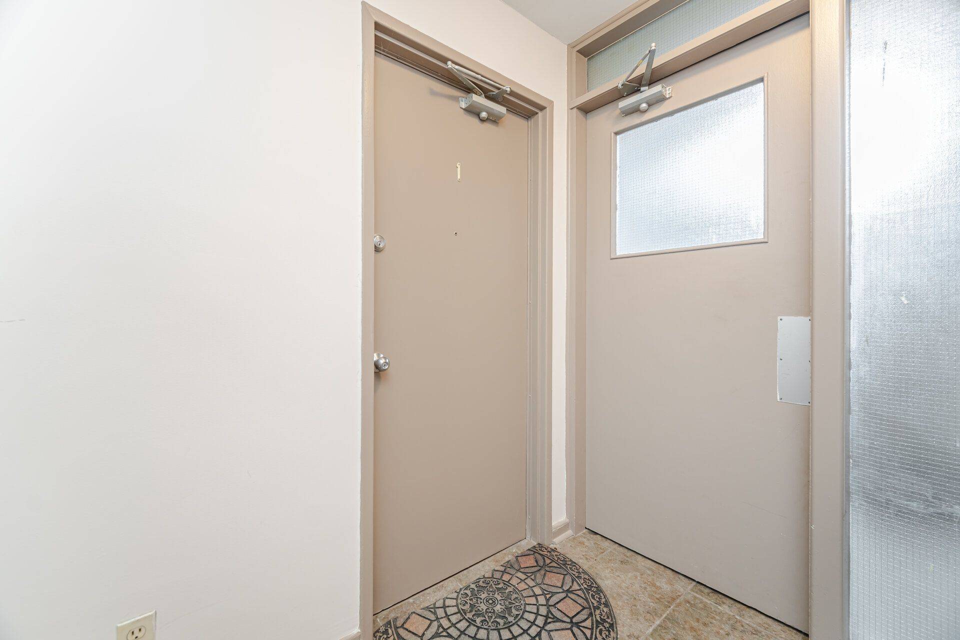 Burlington, ON L7R 3T3,2344 Queensway DR #1
