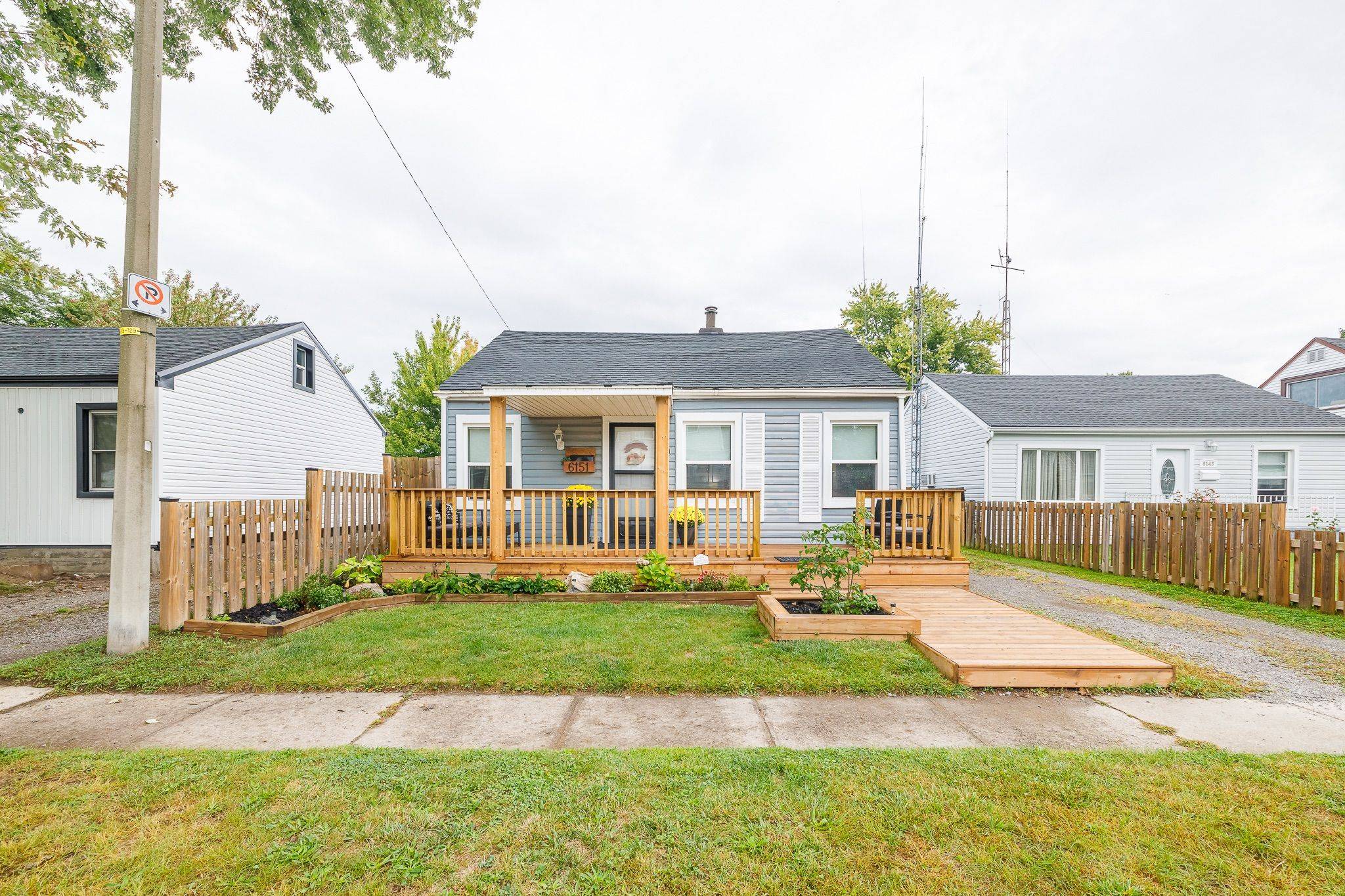 Niagara Falls, ON L2G 3A3,6151 CADHAM ST