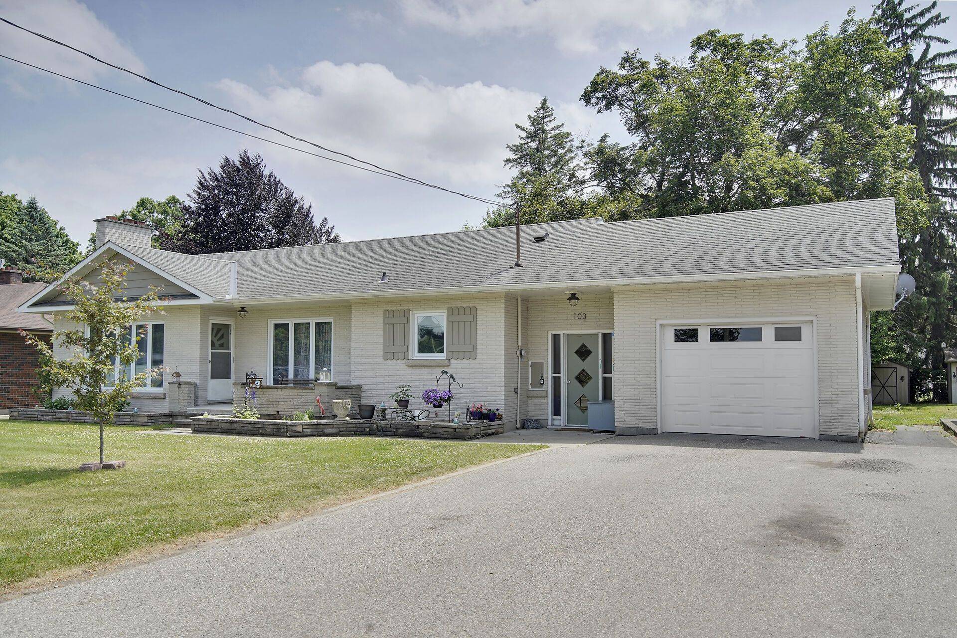 Tillsonburg, ON N4G 2A1,103 Brock ST E