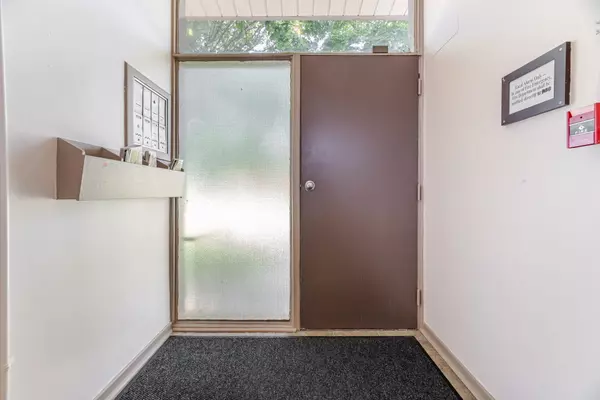 Burlington, ON L7R 3T3,2344 Queensway DR #1