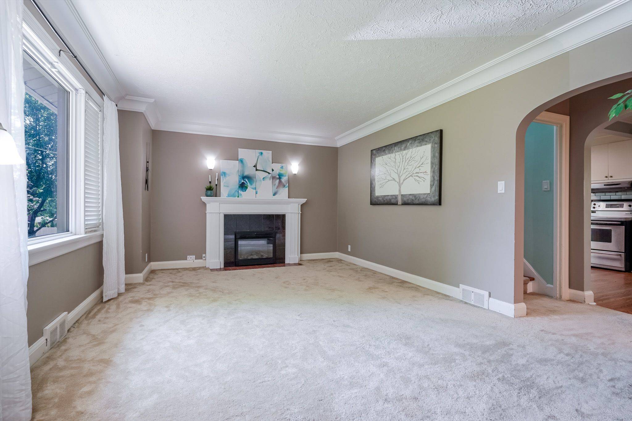 Oshawa, ON L1H 1H5,1052 King ST E