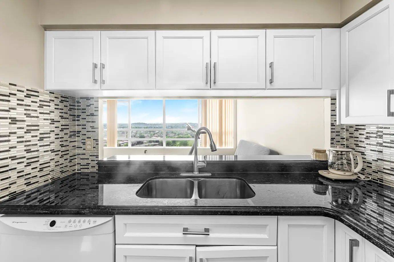 Mississauga, ON L5R 1Y2,50 Kingsbridge Garden CIR #1502